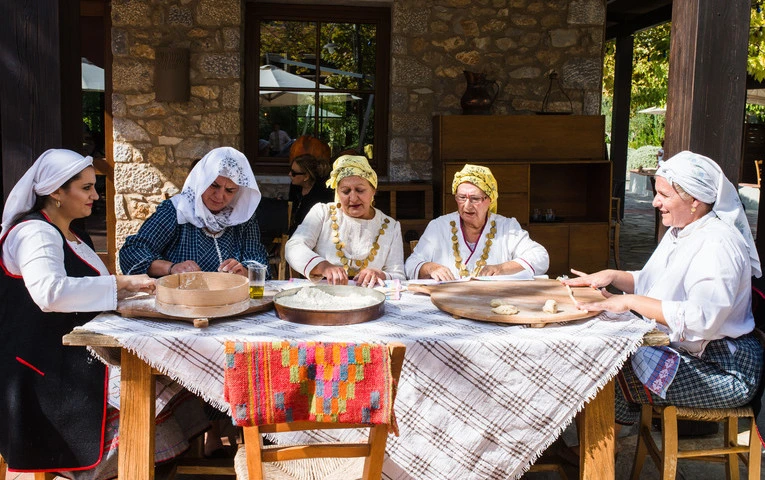 Navarino Agora: Το νέο σημείο συνάντησης, γεύσης και διασκέδασης για όλους 36 μια ομάδα γυναικών που κάθονται γύρω από ένα τραπέζι με φαγητό